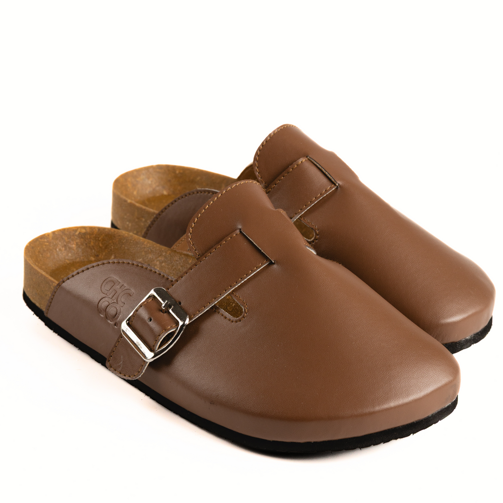 OILED LEATHER CLOG IN CHESTNUT BROWN