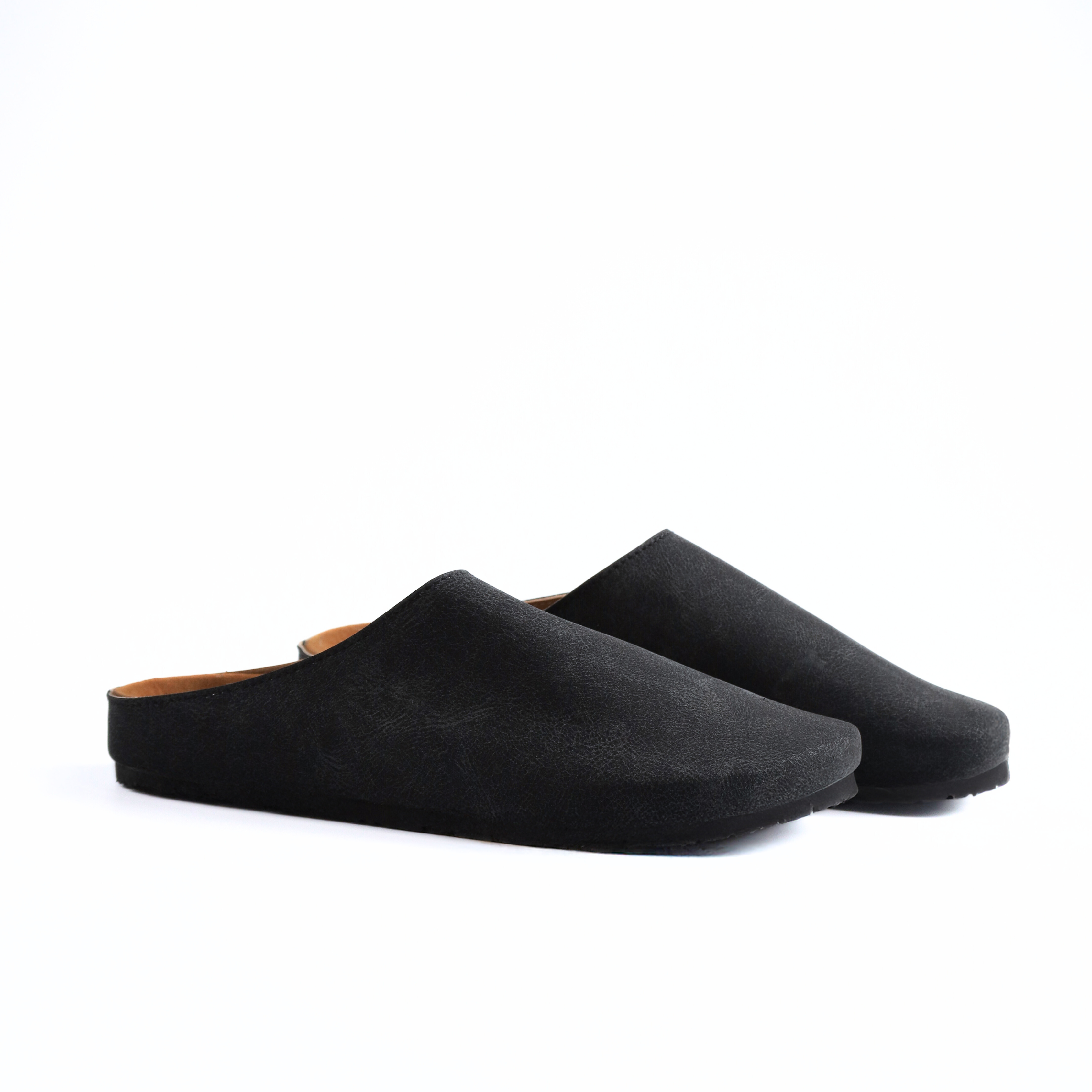 CLASSIC MULES IN CHARCOAL BLACK